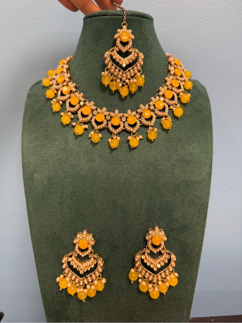 Fashion Jewelry Yellow Bead Bridal Necklace Set with Earrings & Maang Tikka